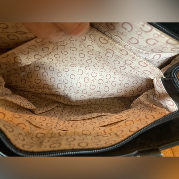 Cute Guess over the shoulder handbag - Picture 6 of 8